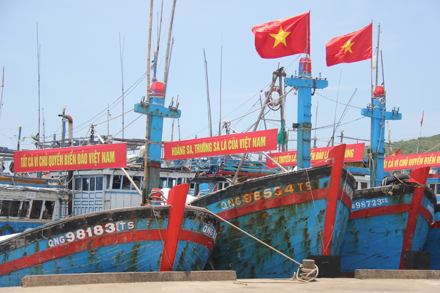 Hai tau ca cua ngu dan Quang Ngai bi Trung Quoc bat giu hinh anh