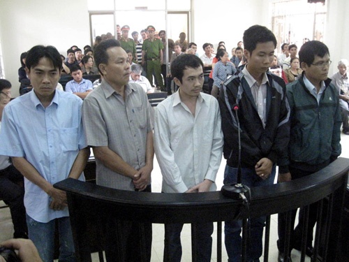Pho cong an Tuy Hoa du phien toa 5 cong an danh chet nguoi hinh anh