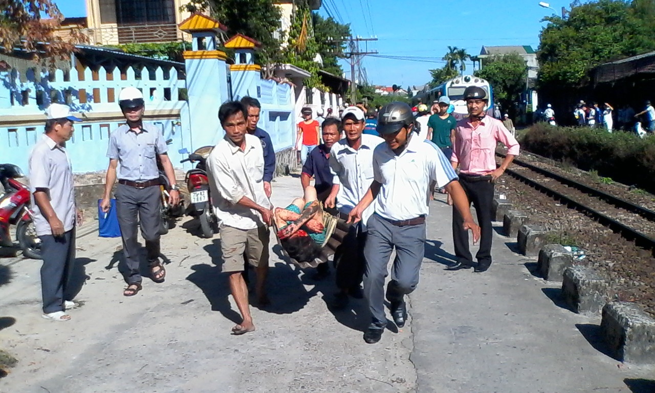 Nguoi phu nu lon tuoi mac ket duoi gam tau hoa hinh anh