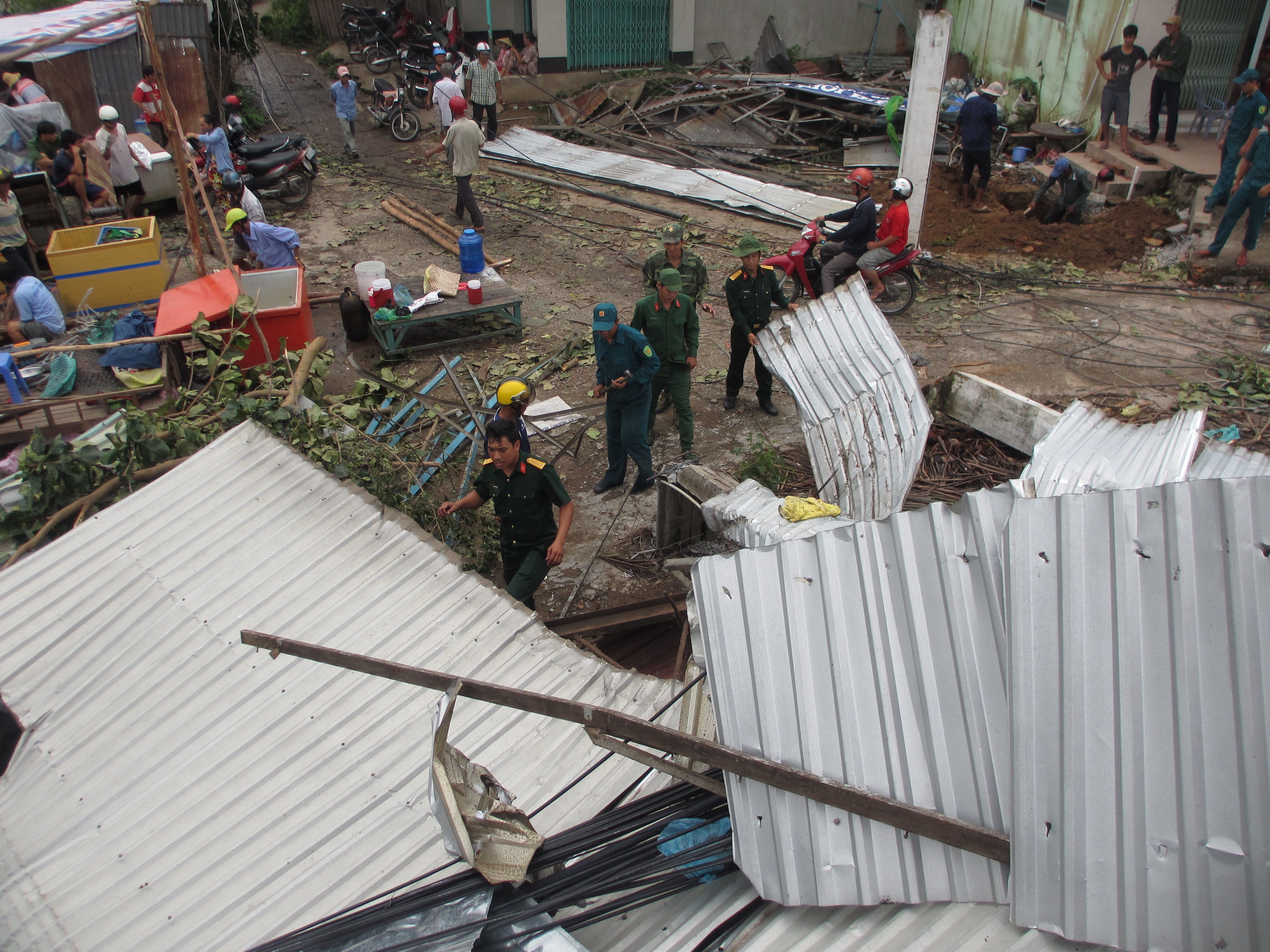 Nguoi mien Tay chui xuong ban tron loc xoay hinh anh