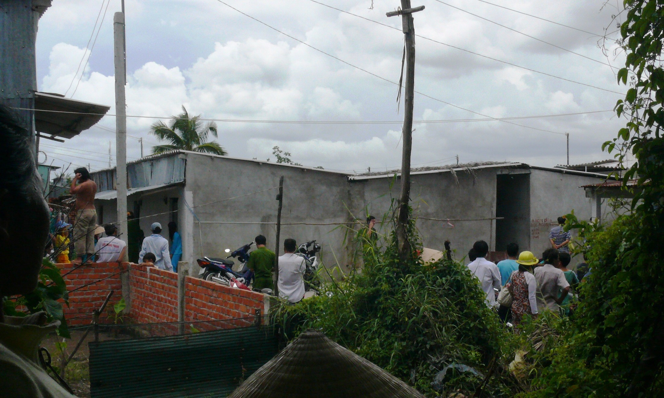 Xac mot phu nu dang phan huy trong phong tro hinh anh