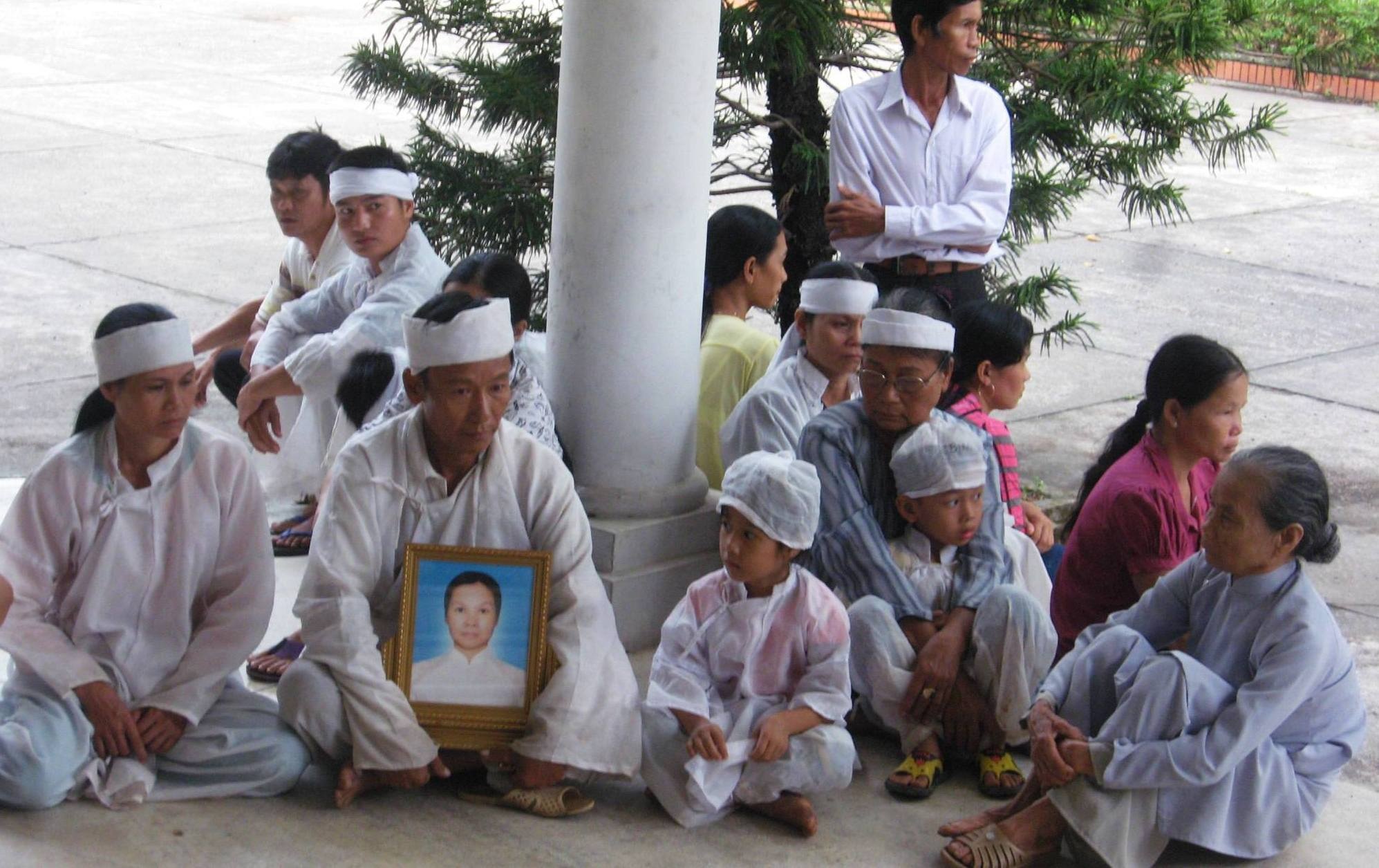 Hang chuc nguoi mac ao tang bao vay So Y te hinh anh