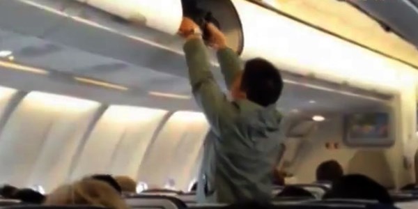 Mat iPad tren chuyen bay tu Ha Noi vao TP.HCM hinh anh