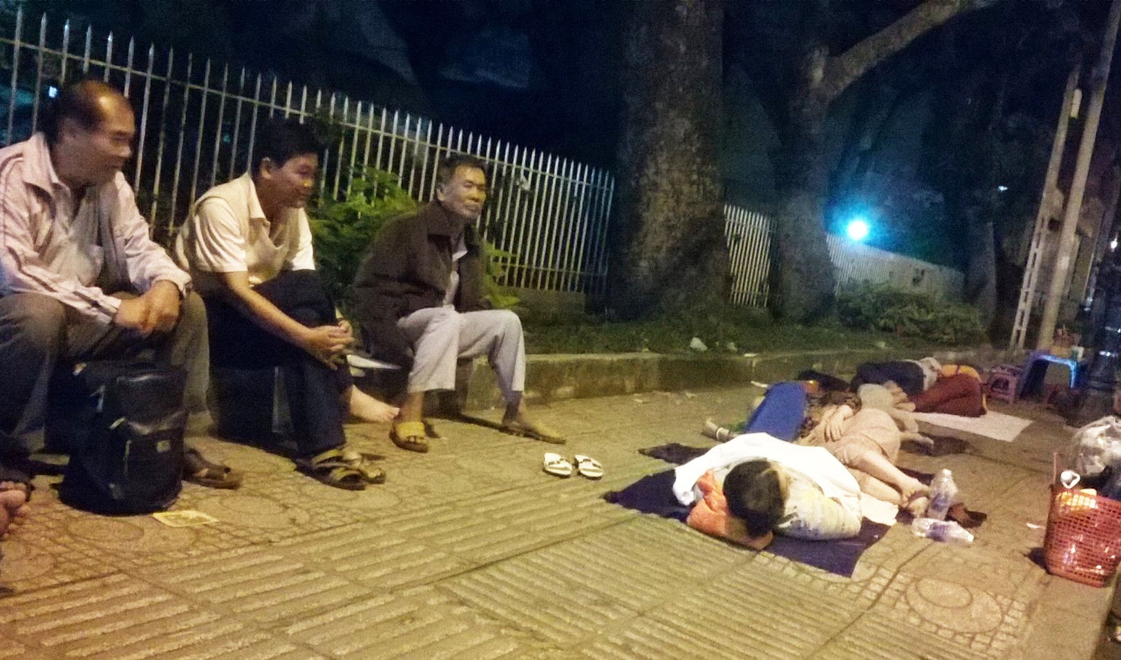 Nguoi Sai Gon ngu via he cho chua benh luc 2 gio sang hinh anh