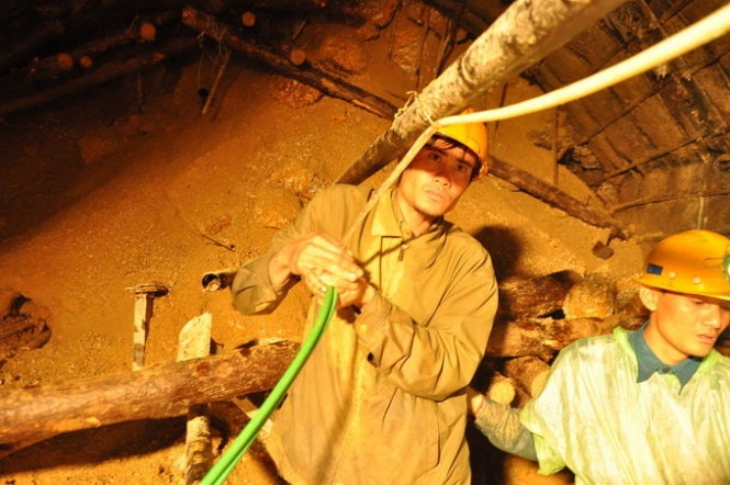 Cach uong sua, chao cua 12 nan nhan mac ket trong ham hinh anh