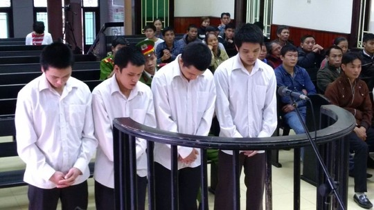 Bi chem dut co vi lam roi thuc an tren ao 'dong nghiep' hinh anh