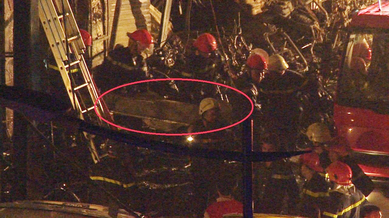 Lực lượng PCCC khiêng cáng ra ngoài rồi đưa lên xe cứu thương. Ảnh: Trương Khởi.