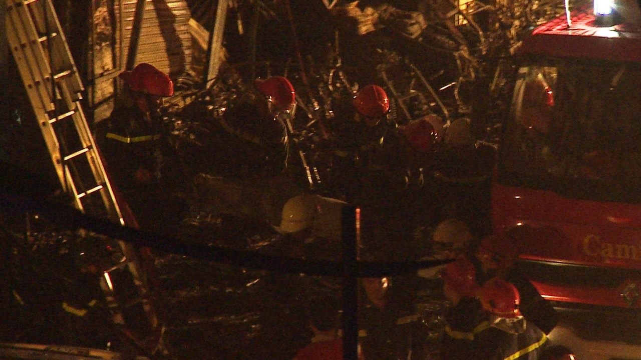 Dua nan nhan ra khoi can nha chay hinh anh