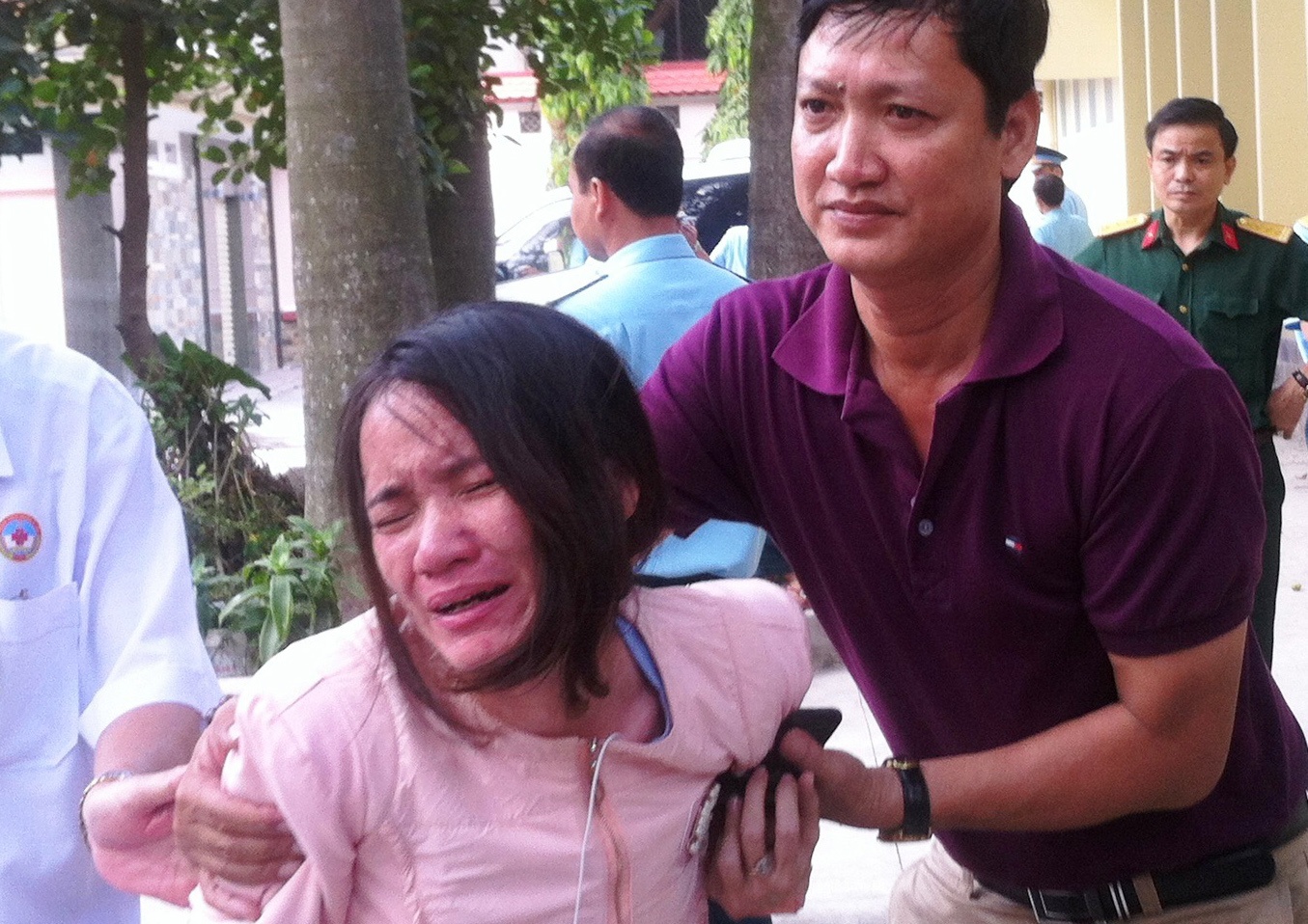 Nguoi than 4 quan nhan hy sinh ngat xiu tai nha tang le hinh anh