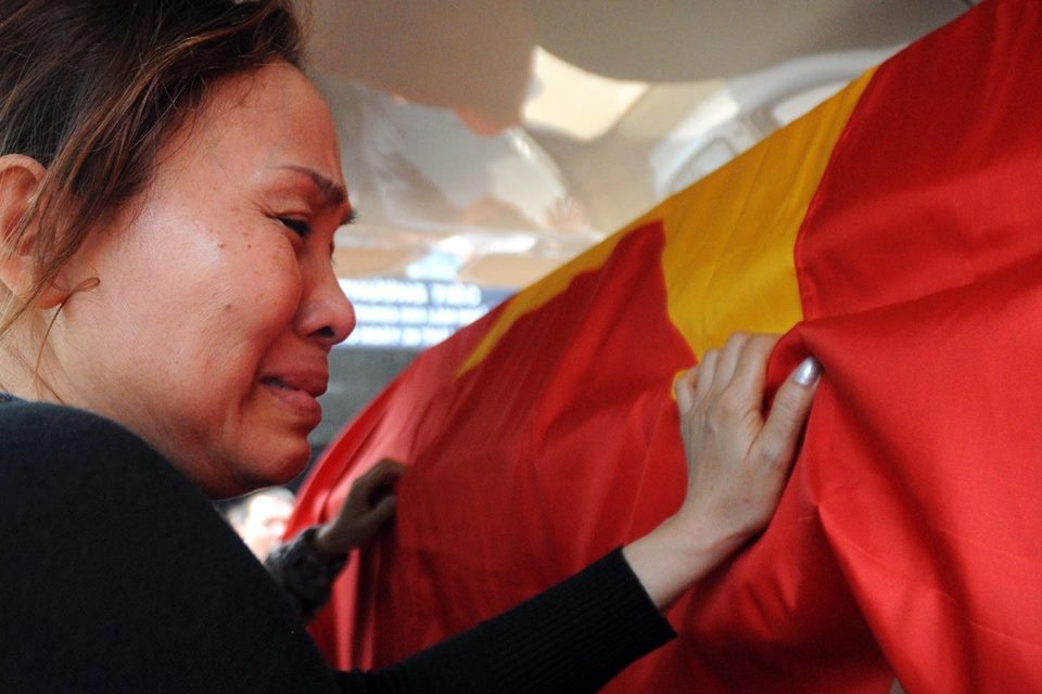 Dua thi hai quan nhan ve Nghia trang Binh Hung Hoa hinh anh