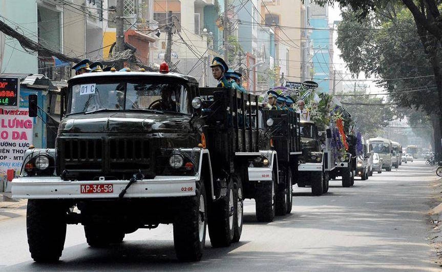 Hang nghin nguoi dua tien cac quan nhan ve noi an nghi hinh anh
