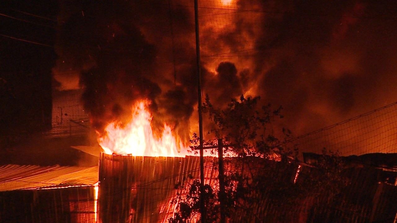 Kho hang 4.000 m2 o Sai Gon chay cuc lon giua khuya hinh anh