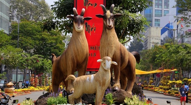 Nguoi dan xep hang dai cho vao duong hoa hinh anh