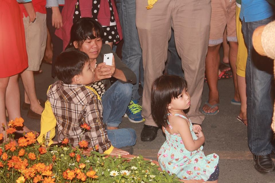 Tre em hao huc di xem duong hoa hinh anh