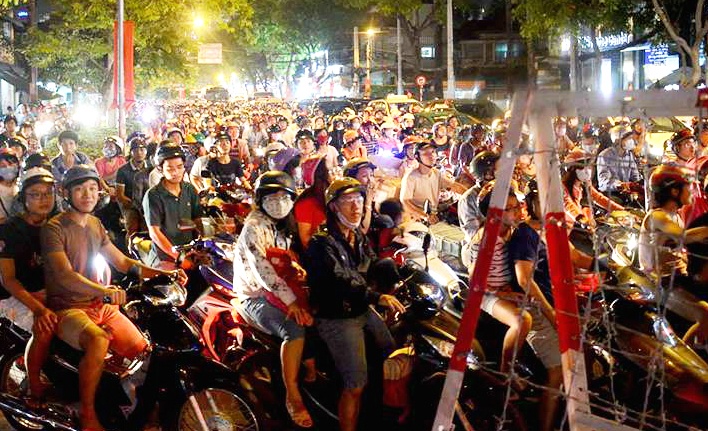 Bat dau cam xe vao trung tam Sai Gon, un tac nghiem trong hinh anh