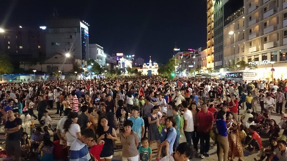 Nguoi Sai Gon khong tim ra cho gui xe de xem phao hoa hinh anh