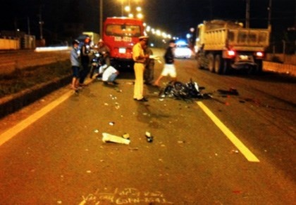 Chay nguoc chieu trong lan oto, 2 thieu nu bi tong chet hinh anh