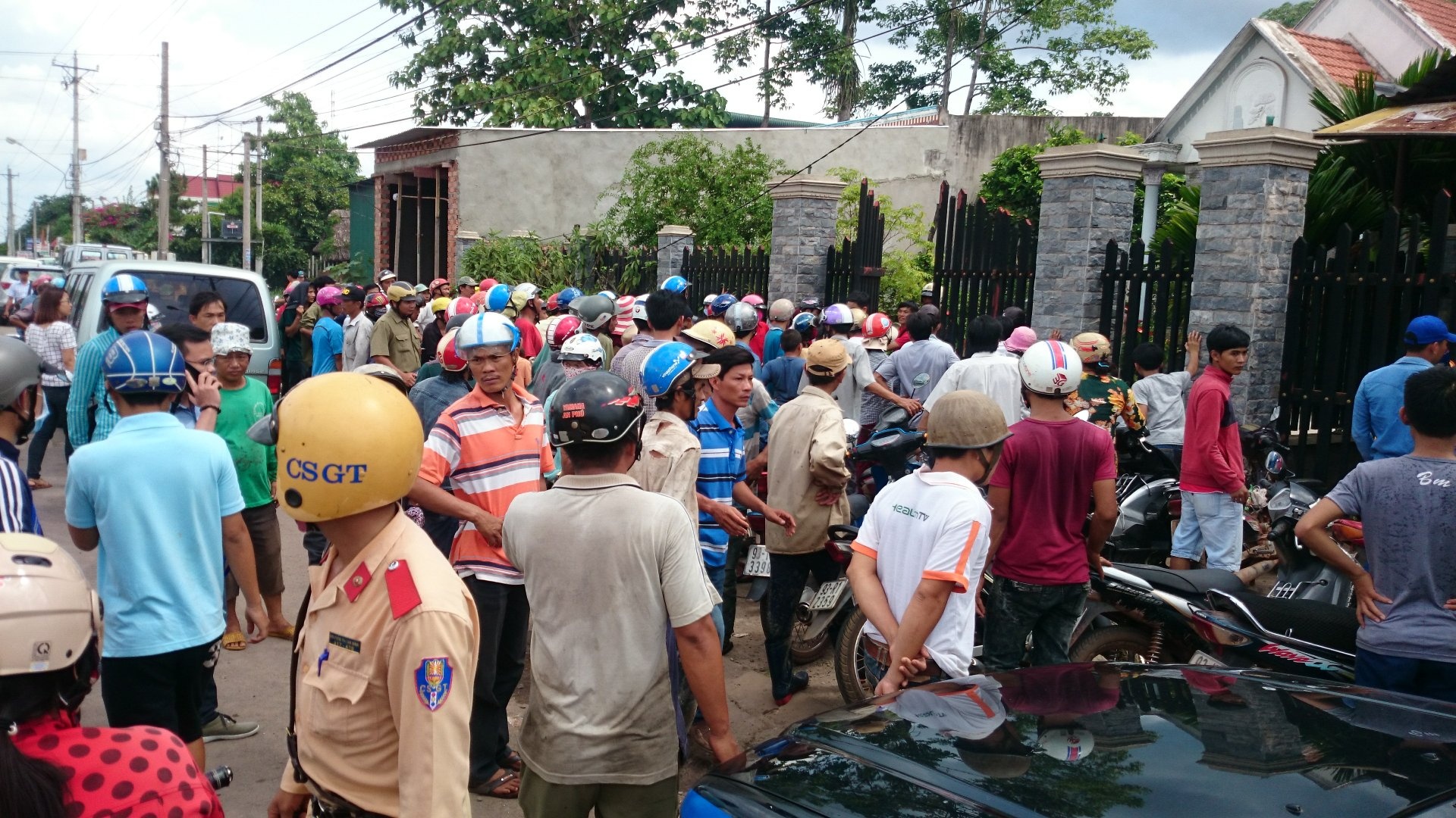 Dua thi the 6 nan nhan vu tham sat ra ngoai hinh anh