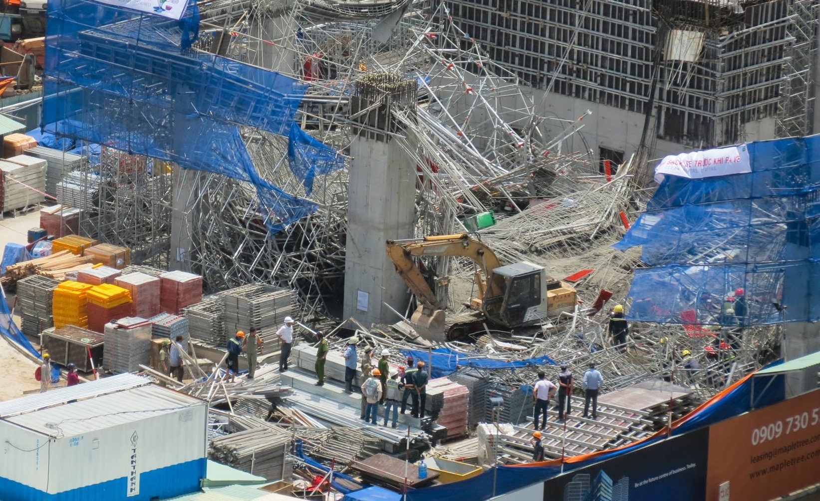 Hiện trường vụ sập giàn giáo. Ảnh: Trương Khởi.