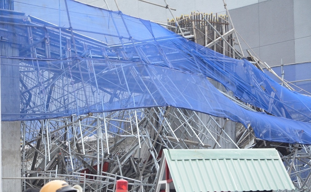 Canh dao boi dong sat tim nguoi bi chon vui hinh anh