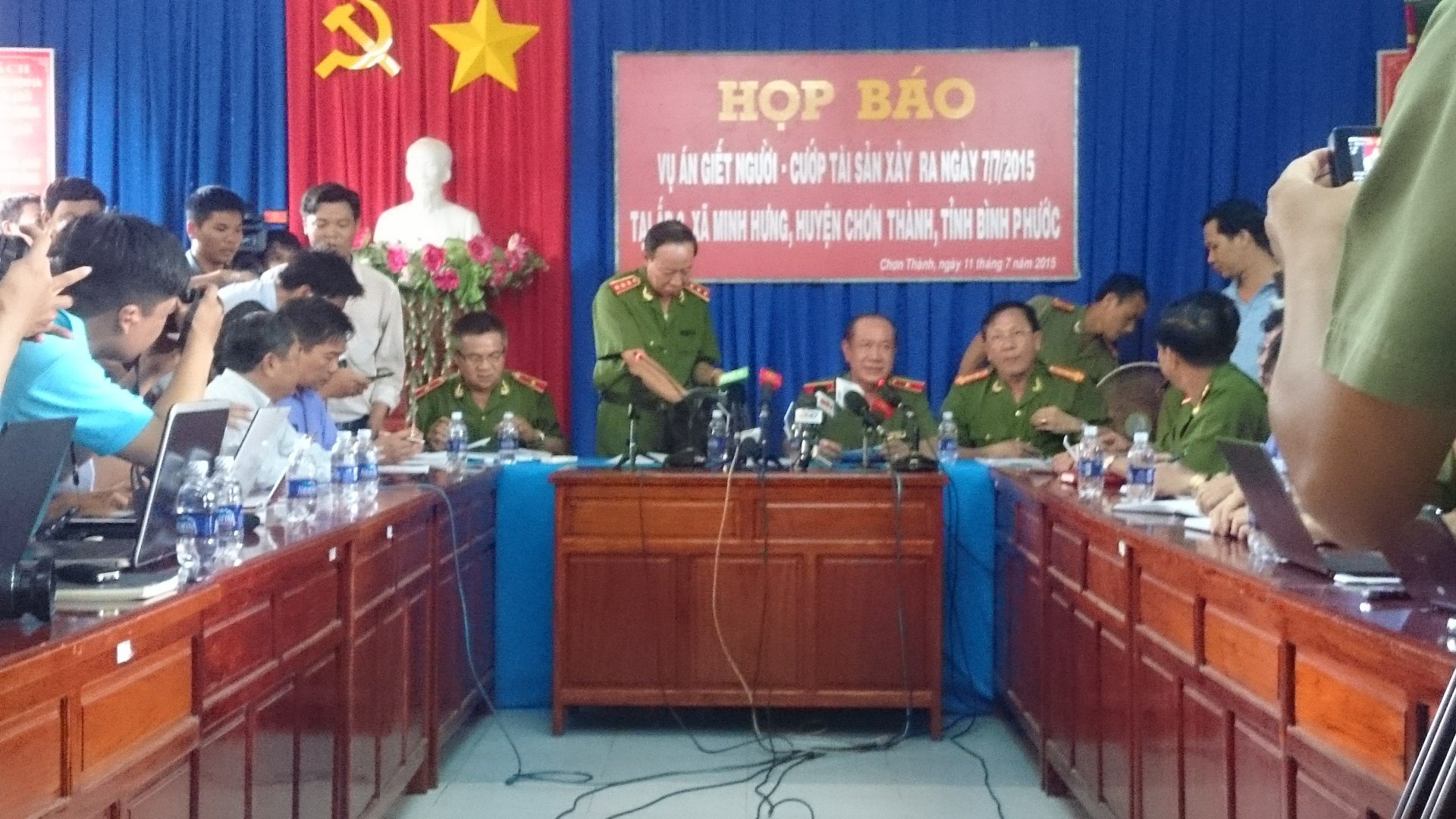 Hon 100 phong vien tham gia buoi hop bao hinh anh