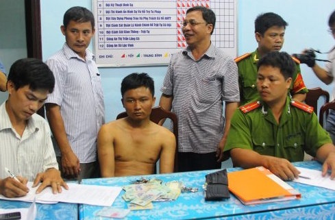 Bat ten cuop xe SH co sung tung thoat  vong vay canh sat hinh anh