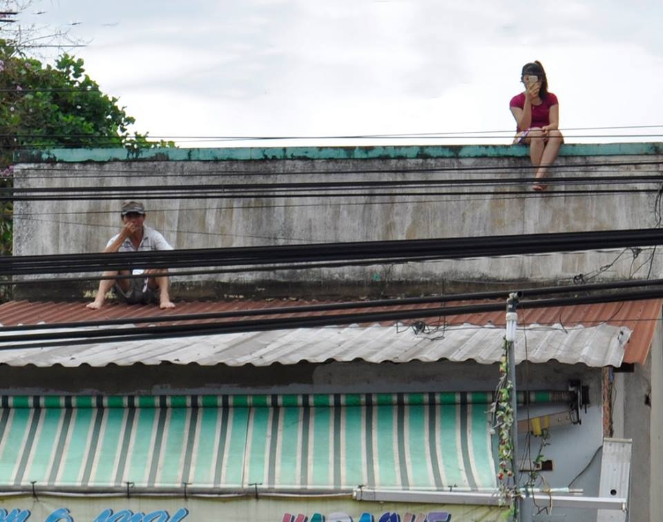 Treo len mai nha xem dung lai hien truong vu tham sat hinh anh