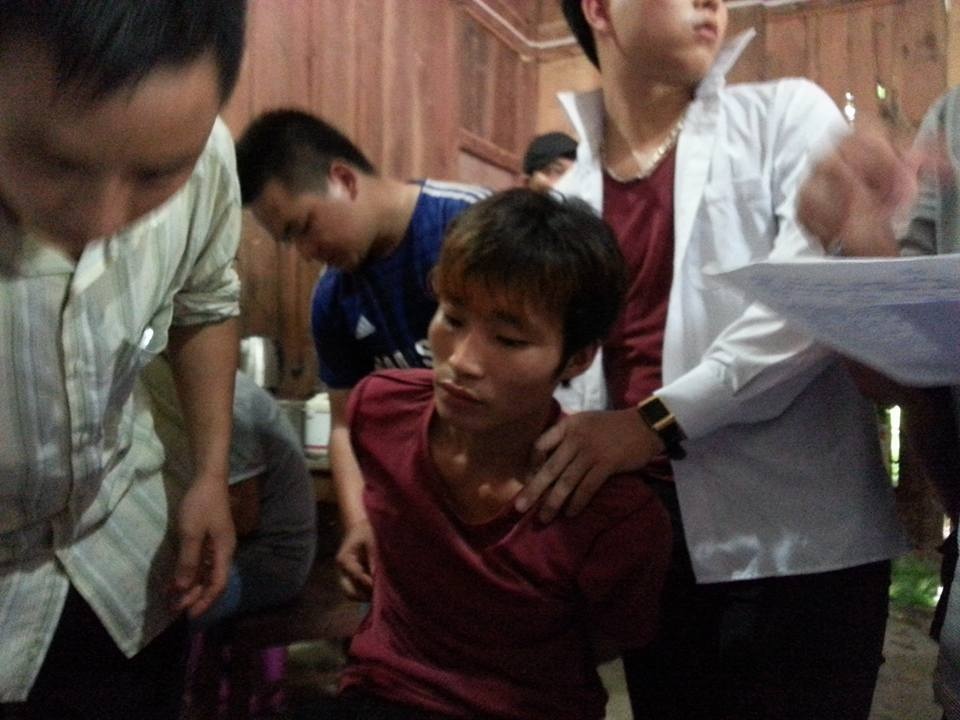 Xe thung cho nghi can gay tham sat 4 nguoi ve cong an huyen hinh anh