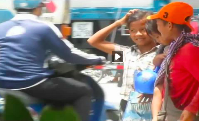 Clip tre em ua ra quoc lo an xin hinh anh