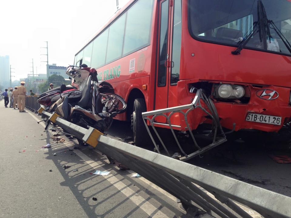 Hien truong oto tong 7 xe may vo nat tren cau vuot hinh anh