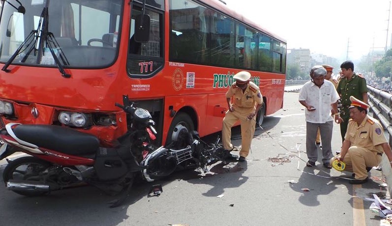 Oto tong 9 nguoi trong thuong tren cau vuot o Sai Gon hinh anh
