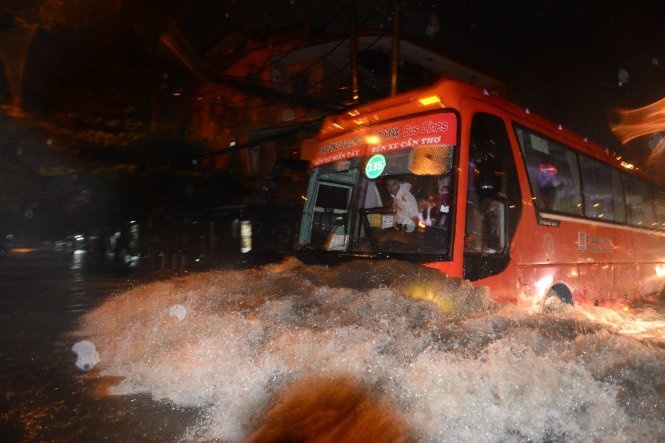 Nguoi di duong vat va giua dong nuoc ngap hinh anh