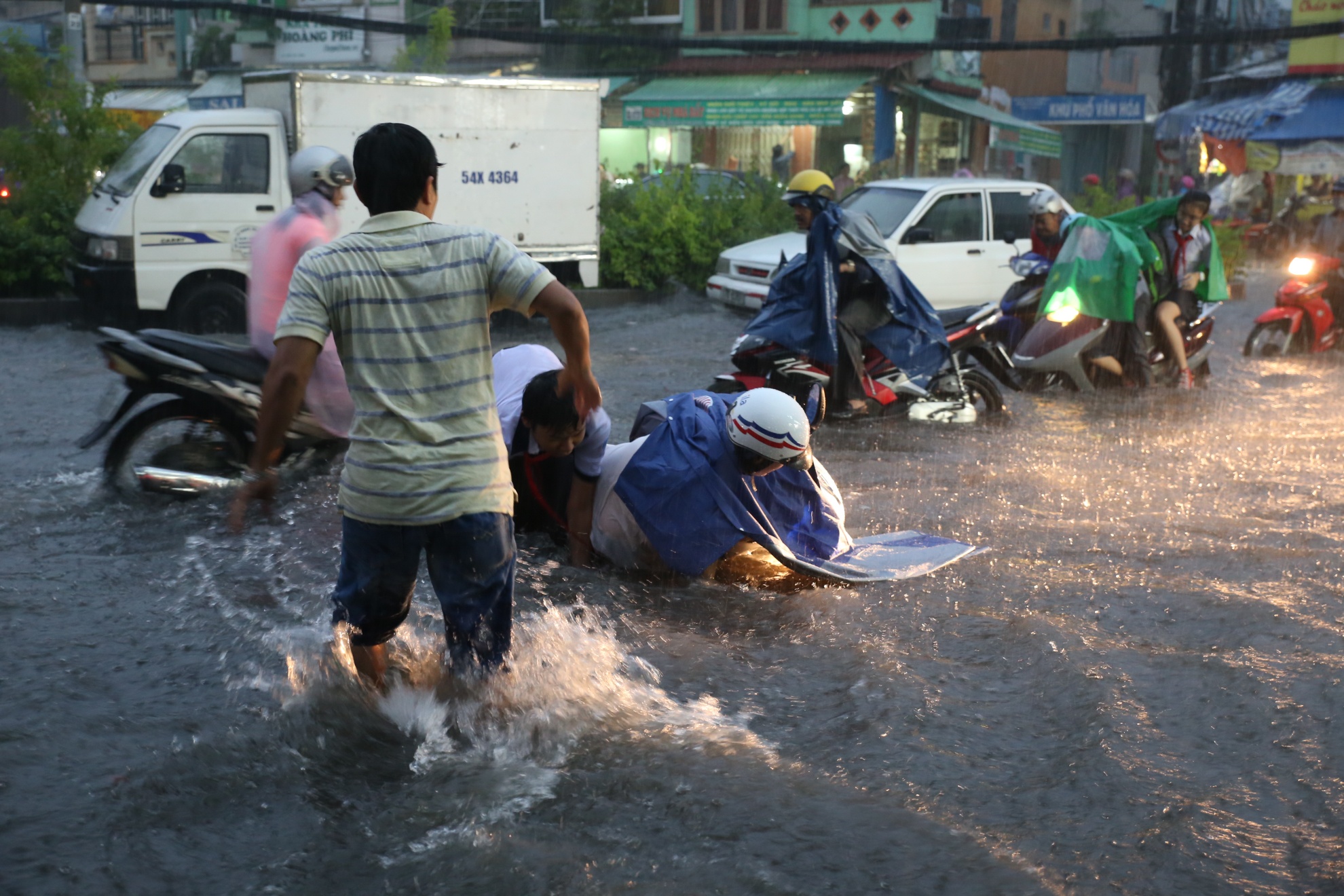 Sai Gon thanh 'song' sau con mua dong lon hinh anh