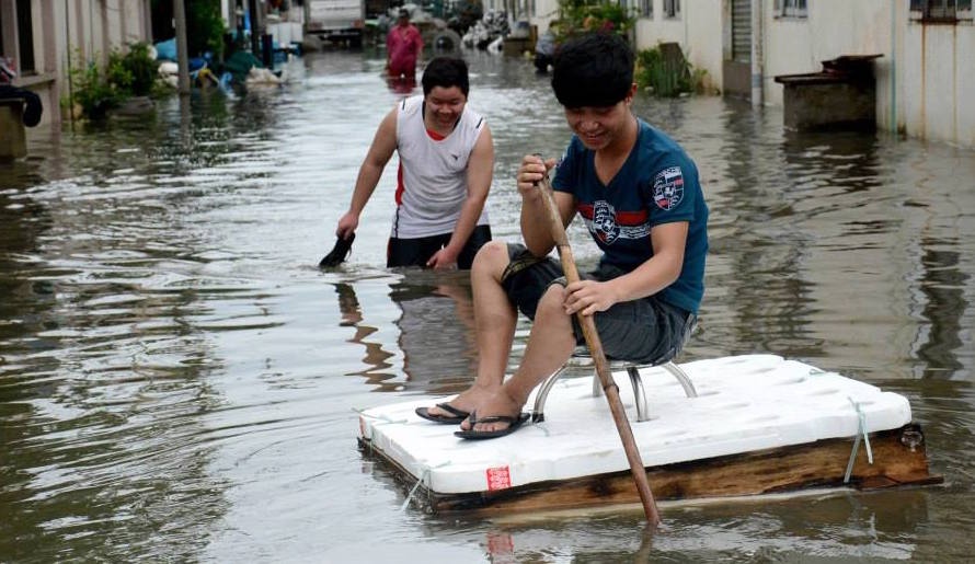 Nguoi Sai Gon cheo be tren pho hinh anh