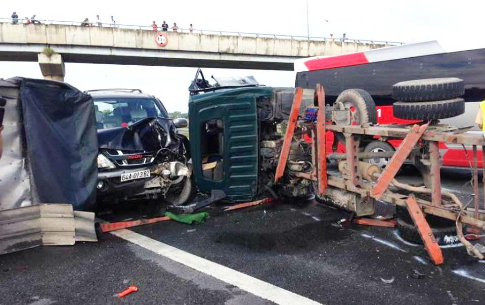 5 oto lao vao nhau tren cao toc, 2 nguoi chet hinh anh