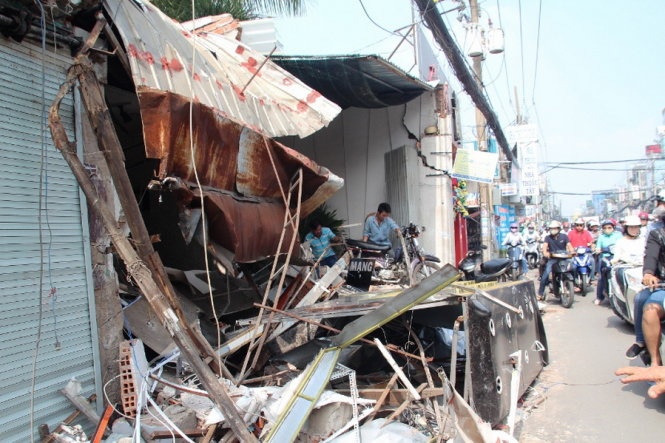 Xe rac bat ngo tong sap 3 can nha o Sai Gon hinh anh