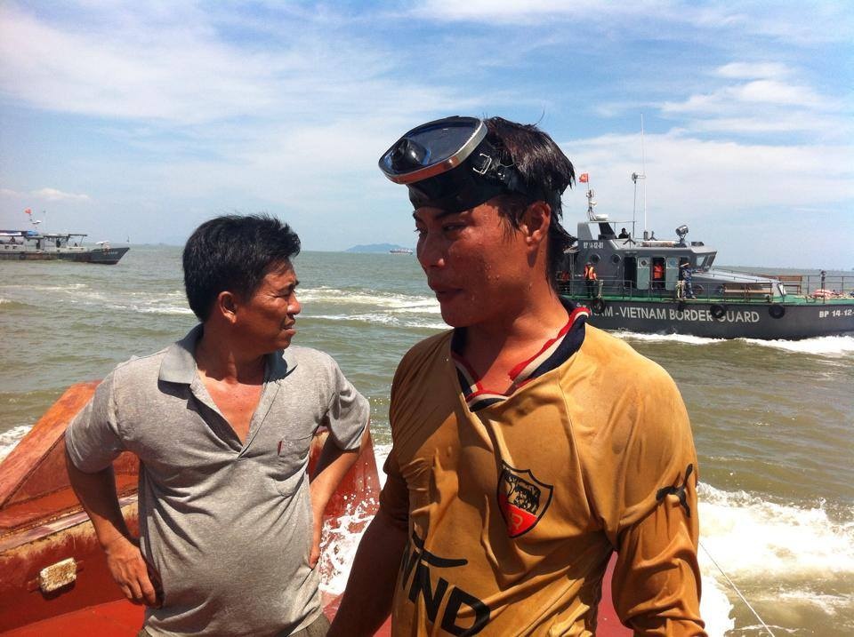 Tho lan ke phut cuu thuyen vien duoi bien hinh anh