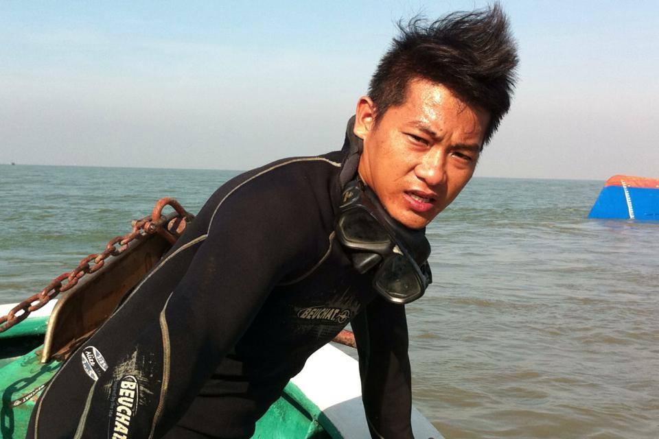 Hien truong cuu ho tau 2.000 tan chim o Sai Gon hinh anh