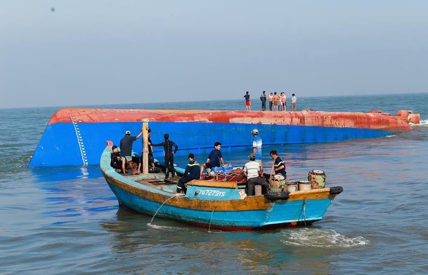 Tam dung cuu ho 4 thuyen vien gap nan o Sai Gon hinh anh