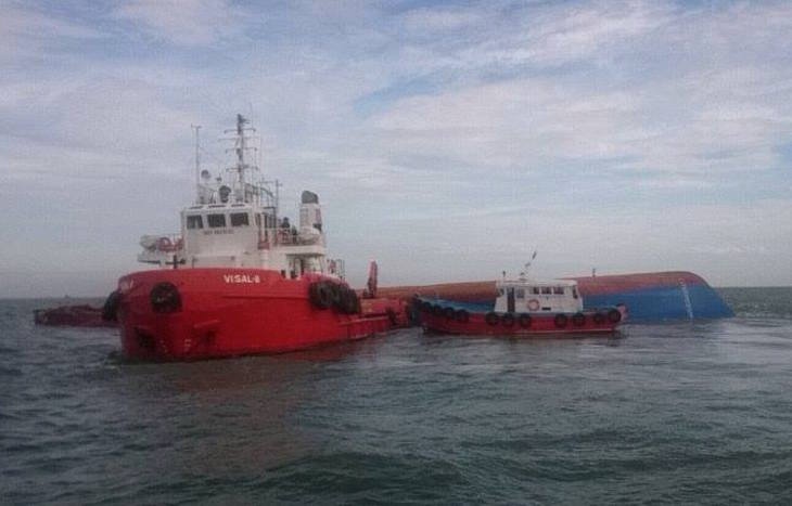 Có hơn 11 tàu tham gia cứu hộ trong sáng nay. Ảnh: Trường Nguyên