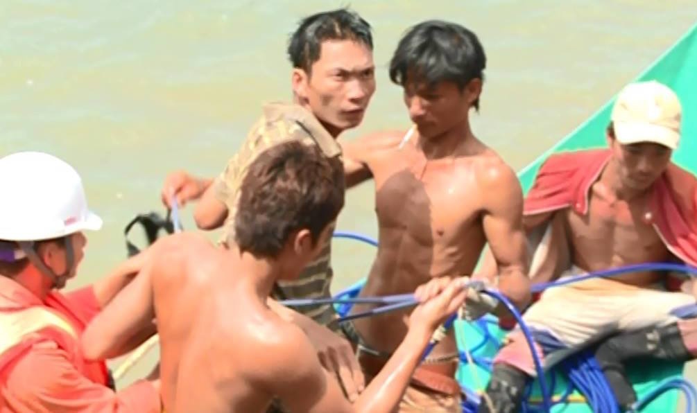 15 gio doi dien cai chet trong khoang tau lat up hinh anh