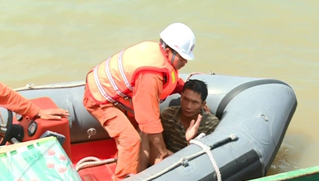 Clip giai cuu nan nhan mac ket trong khoang tau hinh anh