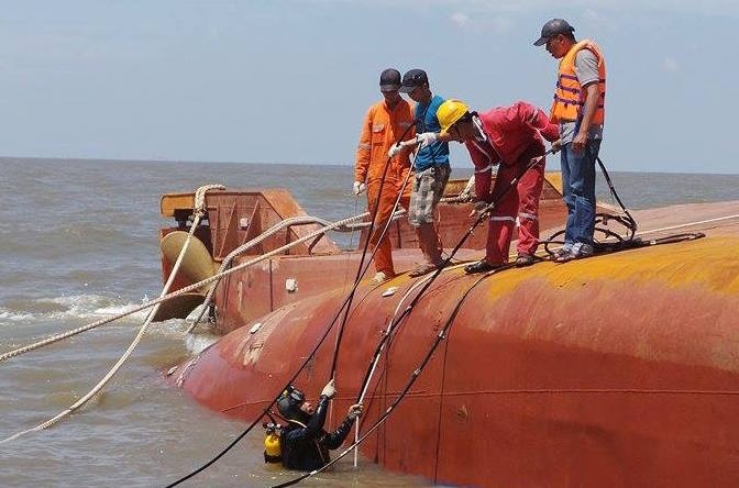 Tim thay 2 thi the thuyen vien tren bien Can Gio hinh anh