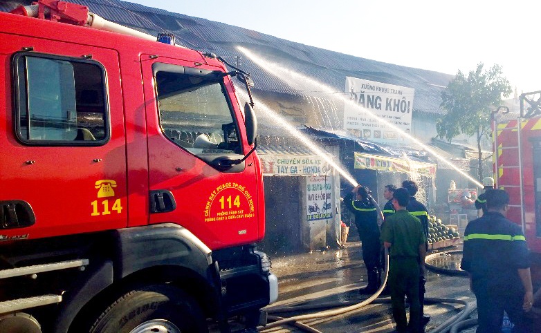 Chay hang loat cua hang o Sai Gon, mot nguoi tu vong hinh anh