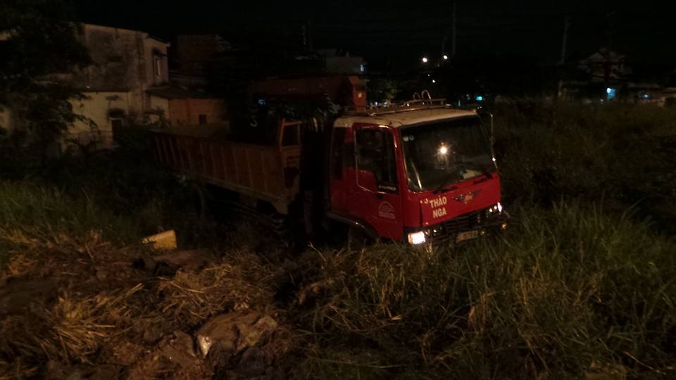 Xe dien tong lien hoan, can ngang nguoi thieu nu hinh anh