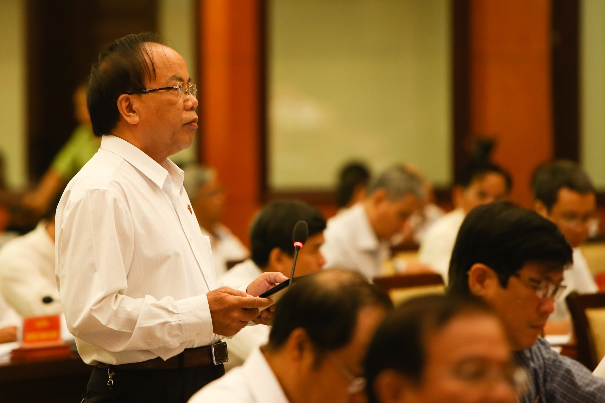 Đại biểu Trần Văn Thiện phát biểu tại phiên thảo luận kinh tế - xã hội HĐND TP HCM sáng 9/12. Ảnh: Hải An