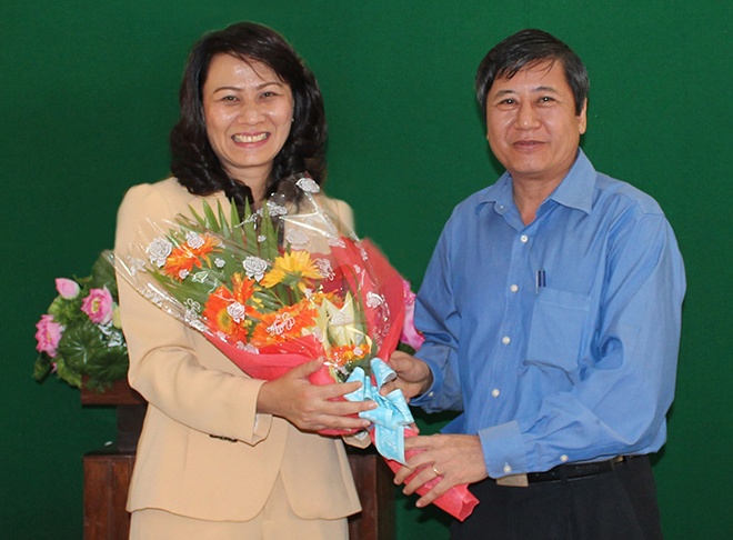 Bà Nguyễn Thị Thu (trái), Chủ tịch Liên đoàn lao động TP HCM. 