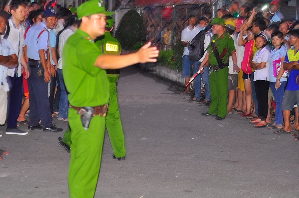 Canh sat bao vay nghi can co thu trong ngan hang hinh anh