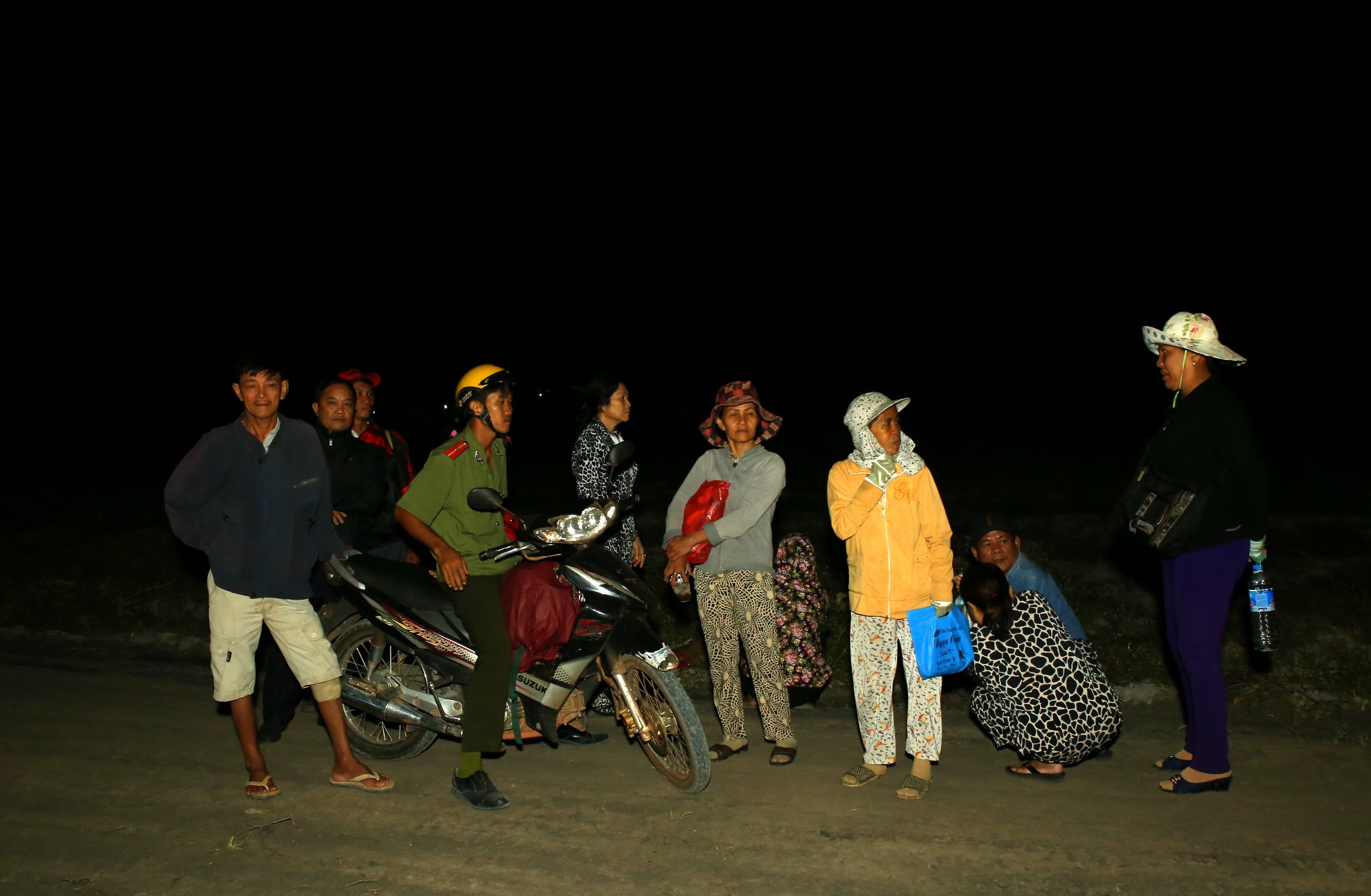 Nguoi dan den tu 4h sang xem xu tham sat hinh anh