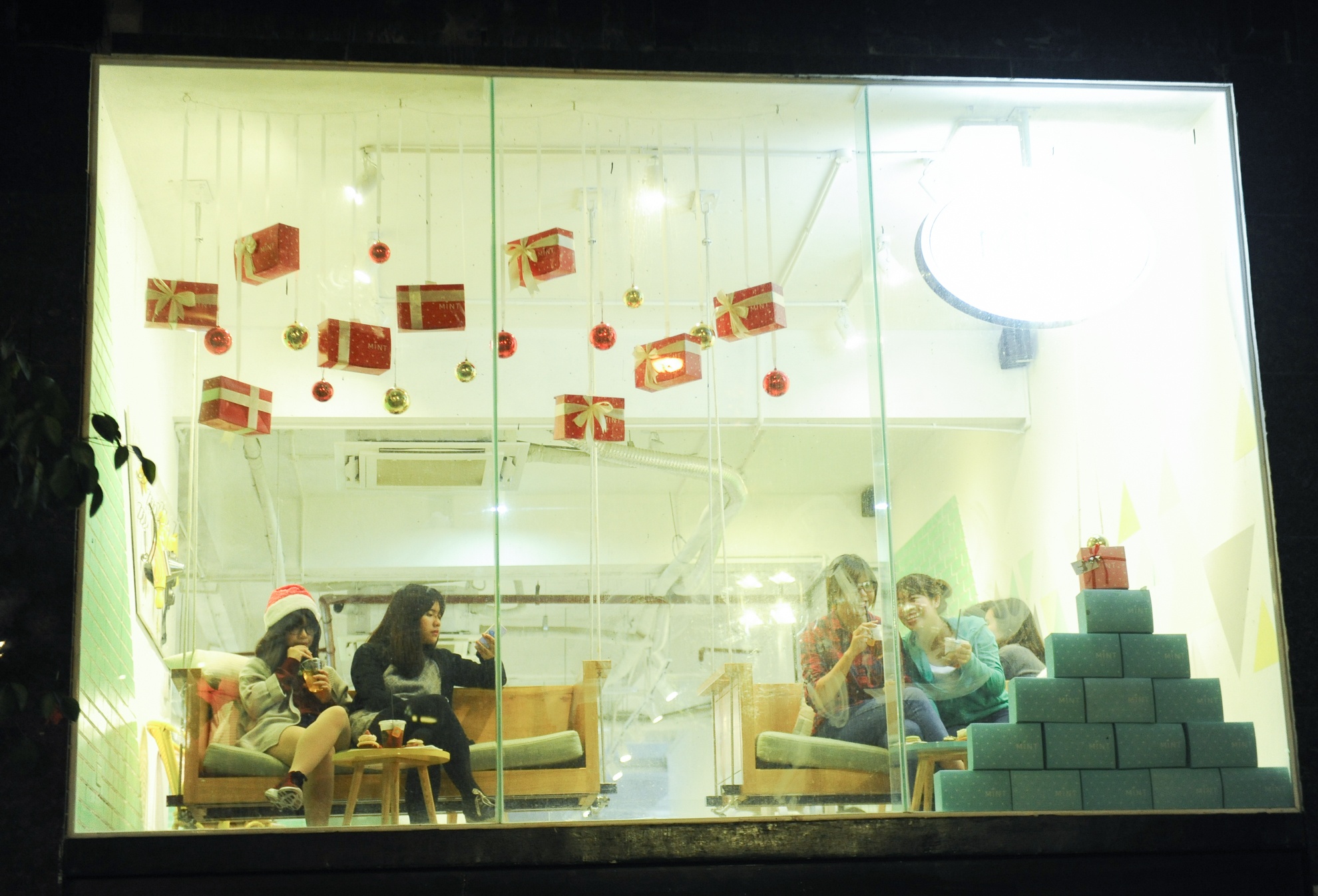 Thay vì chen lấn giữa dòng người tấp nập, các bạn trẻ này chọn cho mình một quán cà phê có view đẹp để thư thả tận hưởng không khí noel.